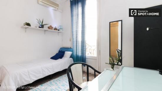 Habitación cómoda en alquiler en el apartamento de 7 dormitorios en Barri Gòtic - BARCELONA