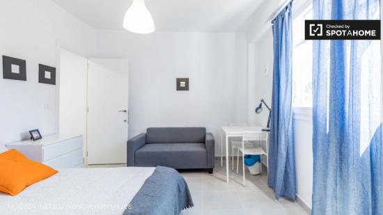 Amplia habitación en alquiler en apartamento de 3 dormitorios en Poblats Marítims - VALENCIA