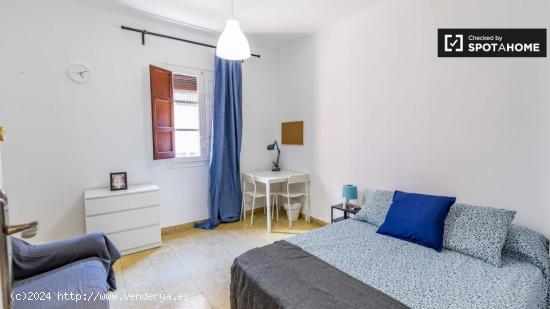 Amplia habitación en un apartamento de 5 dormitorios en Ciutat Vella - VALENCIA