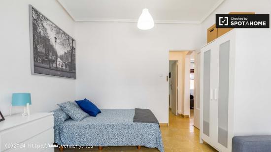 Amplia habitación en un apartamento de 5 dormitorios en Ciutat Vella - VALENCIA