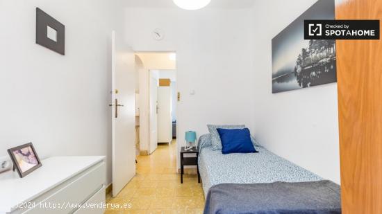 Habitación soleada en apartamento de 5 dormitorios en Ciutat Vella - VALENCIA