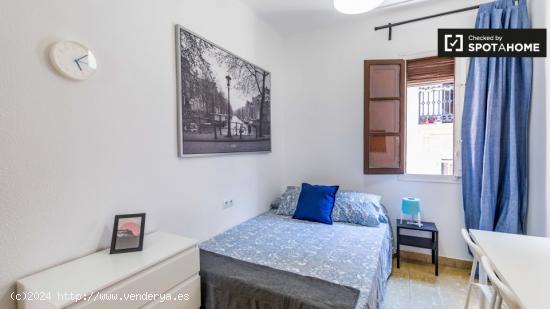 Acogedora habitación en apartamento de 5 dormitorios en Ciutat Vella. - VALENCIA