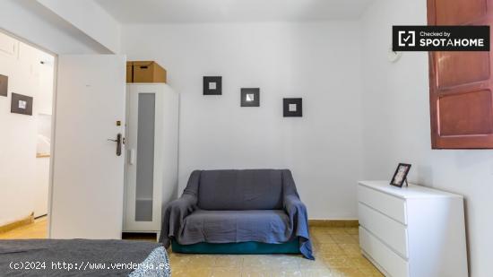Habitación abierta en apartamento de 5 dormitorios en Ciutat Vella. - VALENCIA