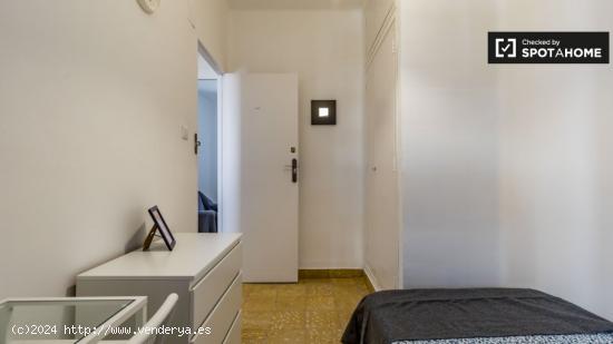 Habitación amueblada en apartamento de 5 dormitorios en Ciutat Vella. - VALENCIA