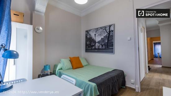Habitación cómoda para alquilar en un apartamento de 6 habitaciones en Extramurs - VALENCIA