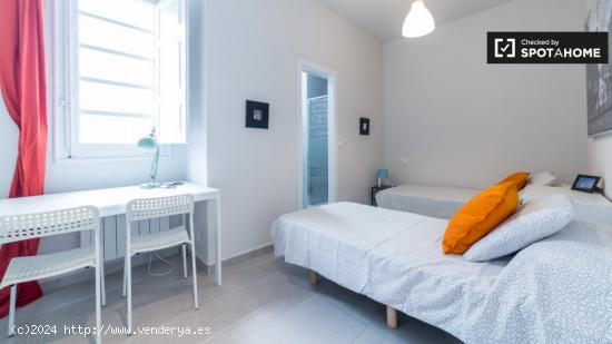 Amplia habitación en alquiler en un apartamento de 5 dormitorios en L'Eixample - VALENCIA