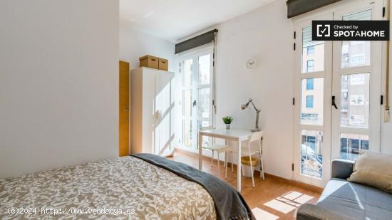 Se alquila habitación soleada en apartamento de 4 dormitorios en Rascanya - VALENCIA