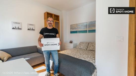 Se alquila habitación soleada en apartamento de 4 dormitorios en Rascanya - VALENCIA