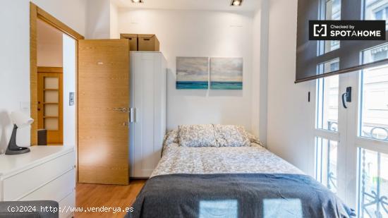 Se alquila habitación luminosa en apartamento de 4 dormitorios en Rascanya - VALENCIA