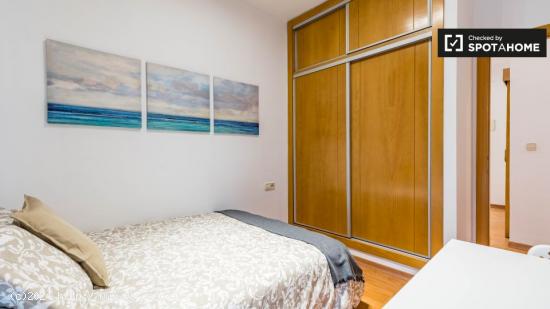 Acogedora habitación en alquiler en apartamento de 4 dormitorios en Rascanya - VALENCIA