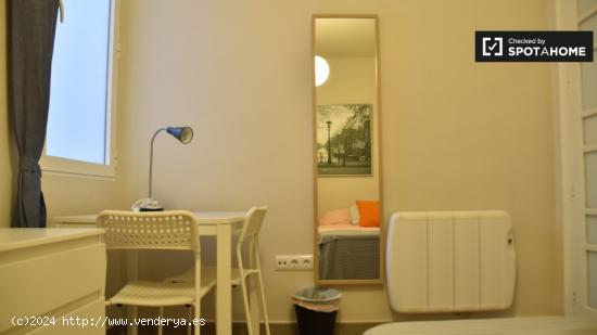 Se alquila habitación en piso de 5 habitaciones en Russafa - VALENCIA