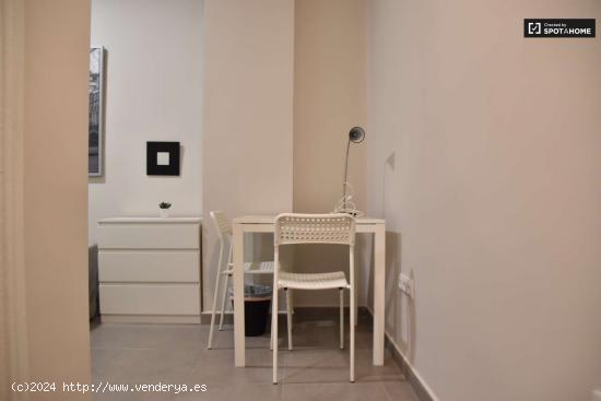  Se alquila habitación en piso de 5 habitaciones en Russafa - VALENCIA 