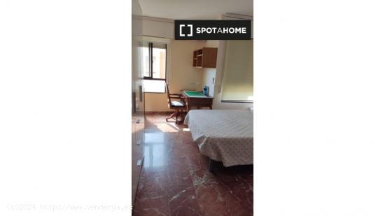 Alquiler de habitaciones en piso de 4 dormitorios en Almería - ALMERIA