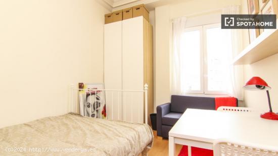 Habitación amueblada con armario independiente en piso compartido, Eixample - VALENCIA
