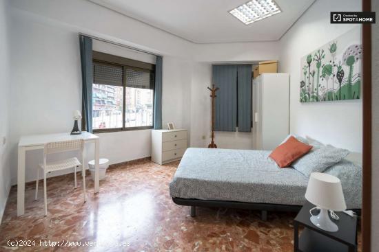  ¡Habitaciones en alquiler en piso de 5 habitaciones en Valencia! - VALENCIA 