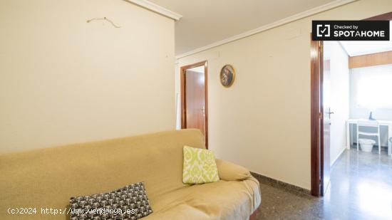 ¡Habitaciones en alquiler en piso de 6 dormitorios en Valencia! - VALENCIA