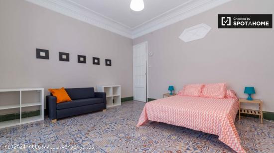 Luminosa habitación con ventana con vistas a un patio en piso de 6 habitaciones, Eixample - VALENCI