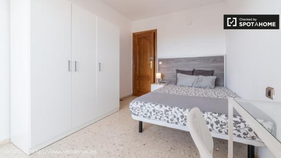 Habitación amueblada en un apartamento de 5 dormitorios en Camins al Grau - VALENCIA
