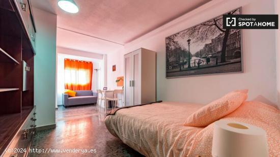 Habitación soleada con cama doble en alquiler en Quatre Carreres - VALENCIA