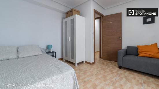 Amplia habitación en un apartamento de 5 dormitorios en Quatre Carreres - VALENCIA