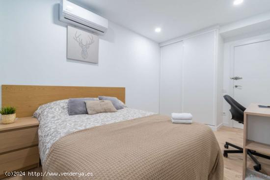  ¡Habitaciones en alquiler en un apartamento de 4 habitaciones en Madrid! - MADRID 