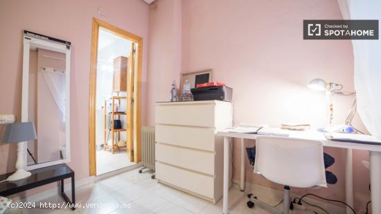 Amplia habitación con escritorio en piso compartido, Eixample - VALENCIA