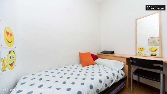  Habitación exterior con llave independiente en apartamento de 6 habitaciones, Latina - MADRID 