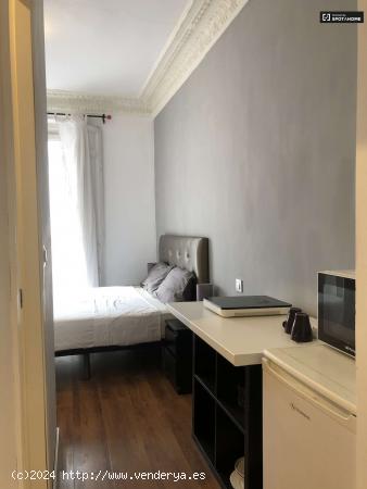  Habitaciones para alquilar en apartamento de 8 habitaciones en Madrid - MADRID 