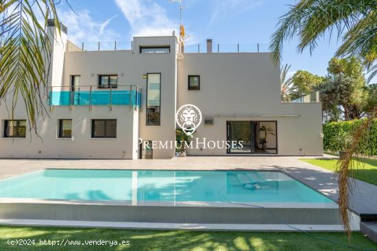  Casa moderna con piscina a la venta en Vallpineda - BARCELONA 