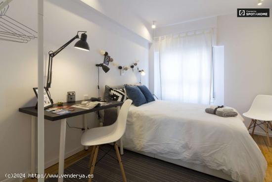Elegante habitación en un apartamento de 3 dormitorios en Begoña, Bilbao - VIZCAYA