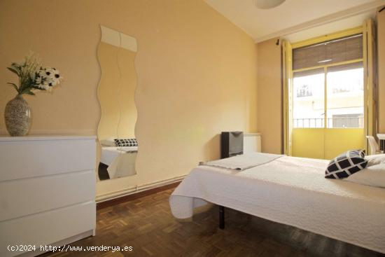  Habitación amueblada con calefacción en apartamento de 5 dormitorios, Lavapiés - MADRID 