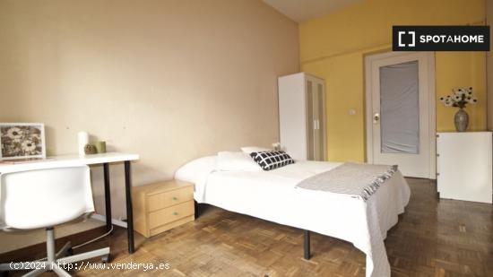 Habitación amueblada con calefacción en apartamento de 5 dormitorios, Lavapiés - MADRID