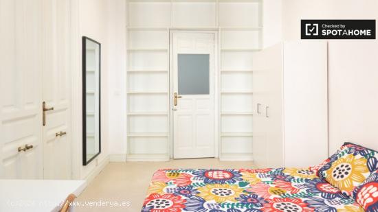 Preciosa habitación en apartamento de 12 habitaciones en Sol, Madrid - MADRID