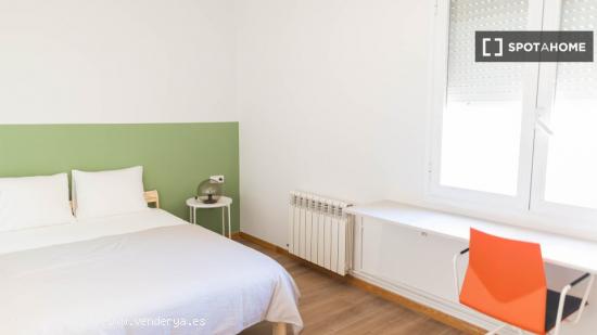 Alquiler de habitaciones en piso de 5 habitaciones en El Baix Guinardó - BARCELONA