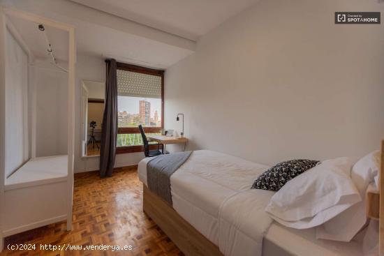  Se alquilan habitaciones en un apartamento de 8 dormitorios en Ciutat Vella - VALENCIA 