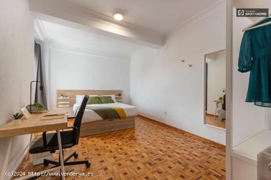  Se alquilan habitaciones en un apartamento de 8 dormitorios en Ciutat Vella - VALENCIA 