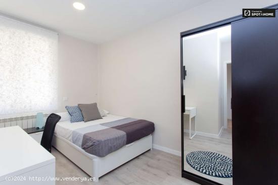  Se alquila habitación con amplio trastero en piso de 7 dormitorios, Malasaña - MADRID 