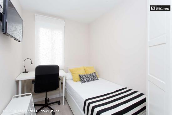  Cómoda habitación con calefacción en un apartamento de 7 dormitorios, Malasaña - MADRID 