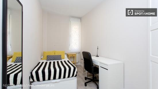 Cómoda habitación con calefacción en un apartamento de 7 dormitorios, Malasaña - MADRID