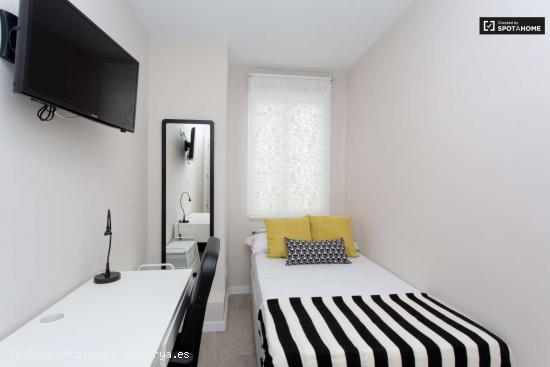  Cómoda habitación con amplio espacio de almacenamiento en el apartamento de 7 dormitorios, Malasa 