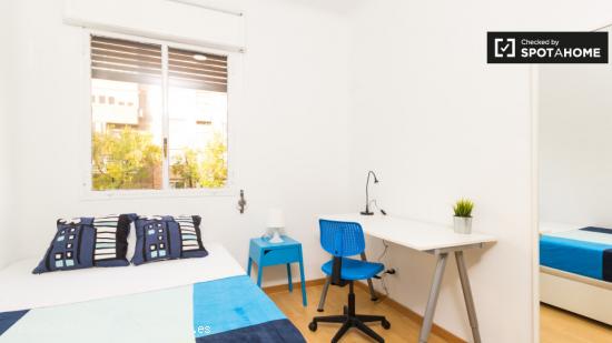 Habitación exterior con escritorio en apartamento de 6 dormitorios, Puerta de Atocha y Delicias - M