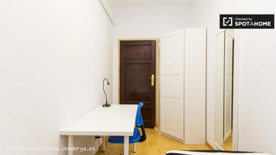 Habitación amueblada con amplio espacio de almacenamiento en el apartamento de 6 dormitorios, Puert