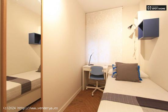 Dormitorio con armario independiente en apartamento de 9 habitaciones, Moncloa - MADRID 