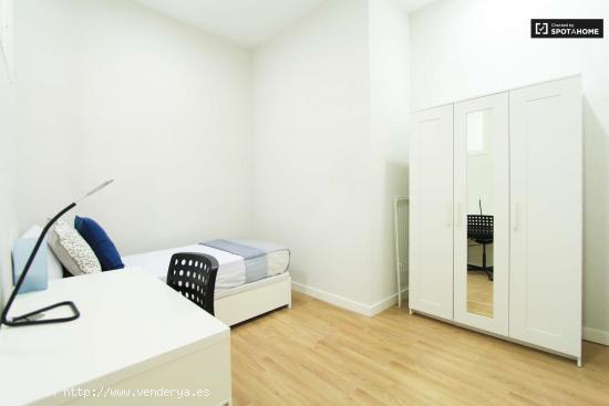 Cómoda habitación con escritorio en un apartamento de 6 dormitorios, Salamanca - MADRID