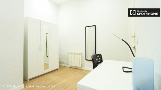 Cómoda habitación con escritorio en un apartamento de 6 dormitorios, Salamanca - MADRID