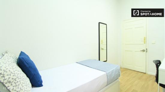 Habitación acogedora con llave independiente en apartamento de 6 dormitorios, Salamanca - MADRID