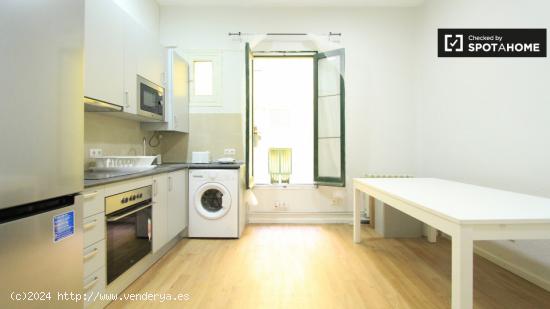 Elegante habitación con escritorio en un apartamento de 6 dormitorios, Salamanca - MADRID