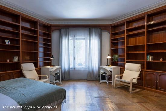  Habitación luminosa con estantería en un apartamento de 13 habitaciones, Justicia - MADRID 