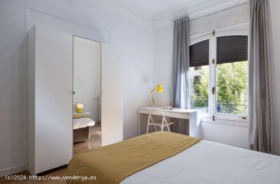  Habitación soleada con escritorio en un apartamento de 13 habitaciones, Justicia - MADRID 