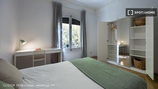 Amplia habitación con llave independiente en un apartamento de 13 habitaciones, Justicia - MADRID